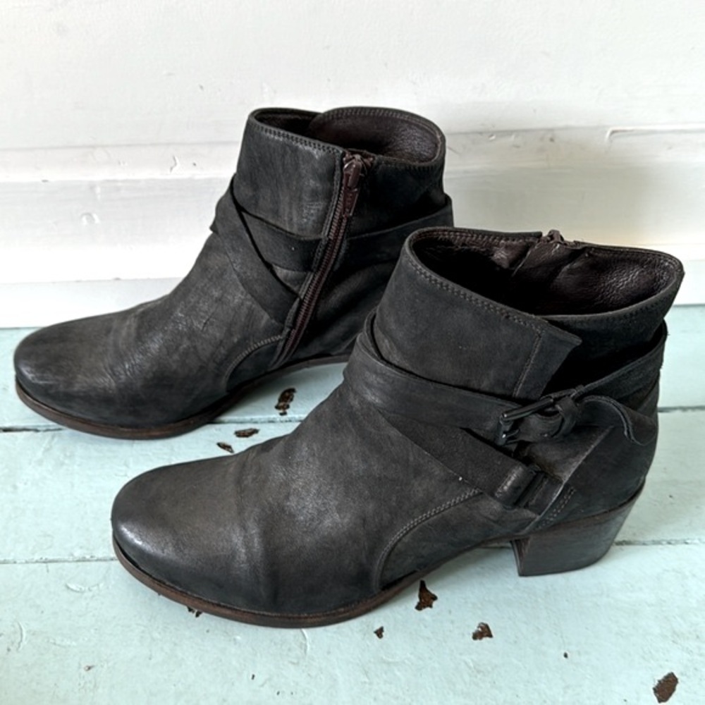 Zinda Size EU 38 leather cross over strap booties 2” Heels Distressed bl…